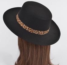 Load image into Gallery viewer, Black Faux Wool Short Brim Hat
